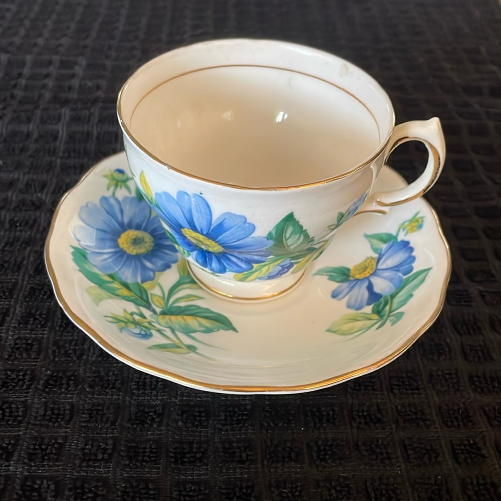 English tea set by Royal Vail bone China beautiful white with blue daisy.